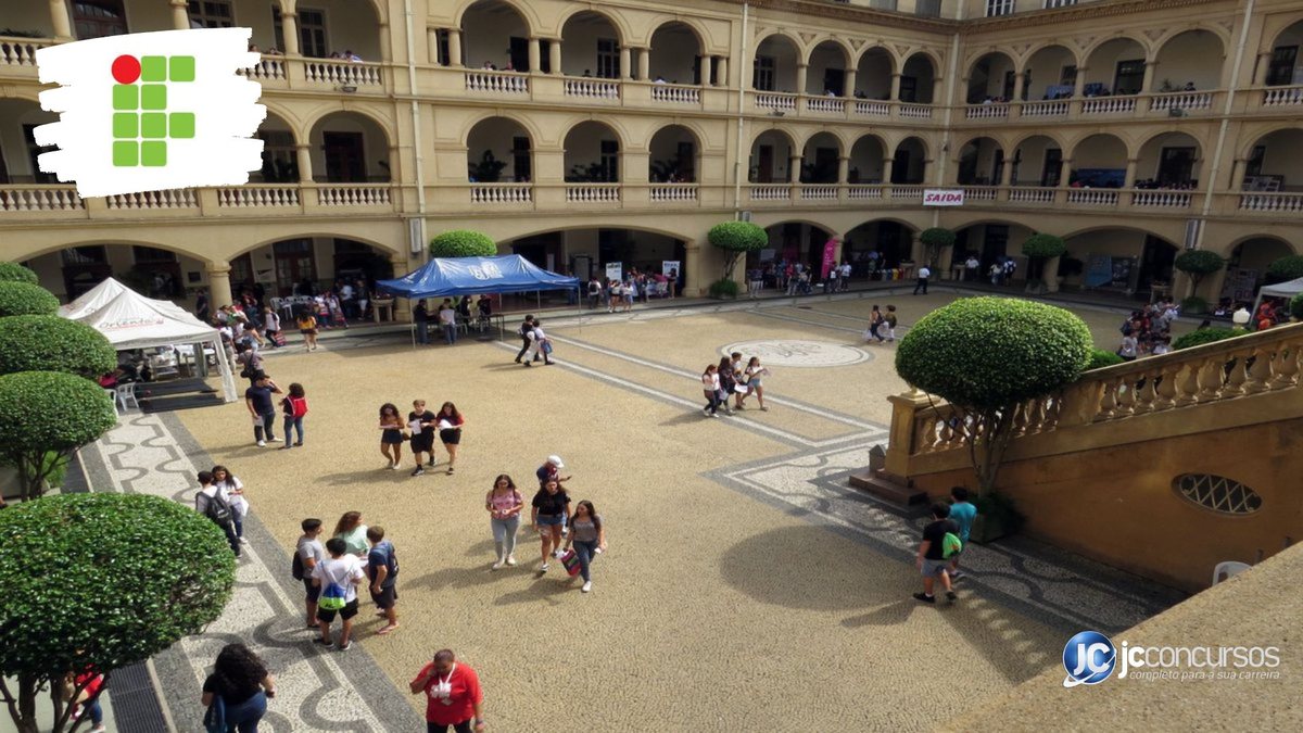 Concurso do IFSP: estudantes circulam pelo pátio do Câmpus São Paulo