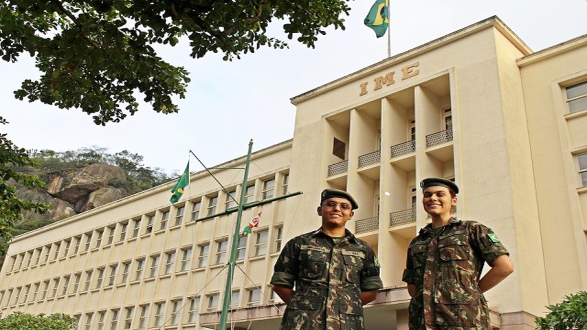 Concurso Exército: alunos do IME posam para foto em frente ao prédio da instituição