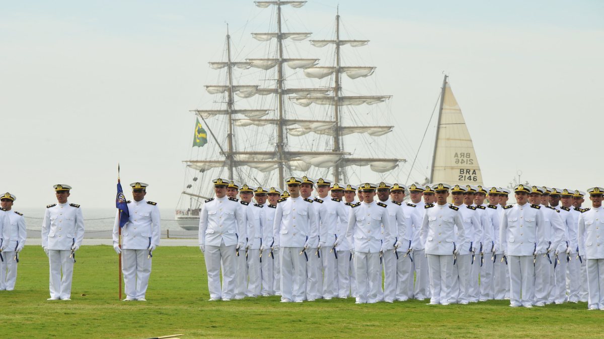 Concurso Marinha: militares perfilados durante cerimônia de formatura