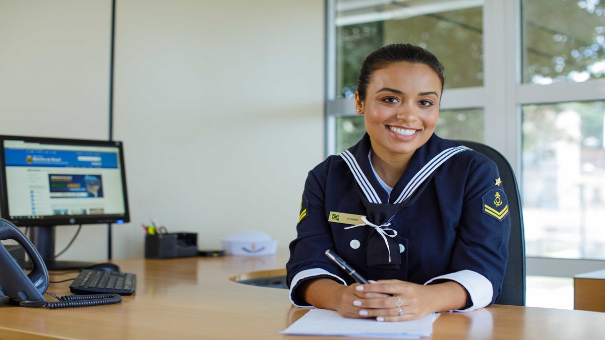Concurso Marinha: militar sorri para foto