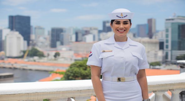 Concurso da Marinha: militar posa para foto sorrindo - Divulgação