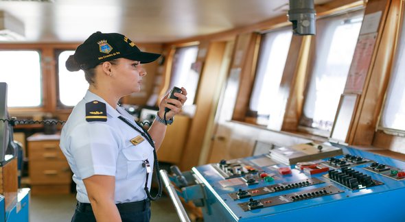 Concurso Marinha:  militar utiliza aparelho de rádio comunicador dentro de embarcação - Divulgação