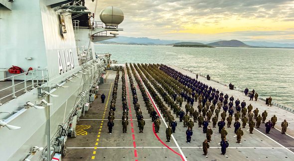 Concurso da Marinha: dezenas de militares perfilados em convés de embarcação - Divulgação