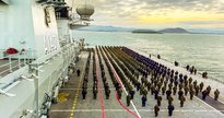 Concurso da Marinha: dezenas de marinheiros perfilados em convés de embarcação - Divulgação