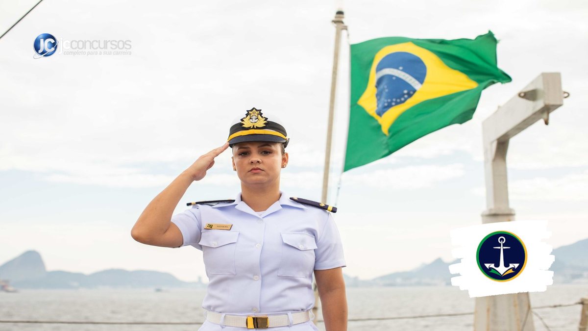 Concurso da Marinha: com bandeira do Brasil ao fundo, militar presta continência
