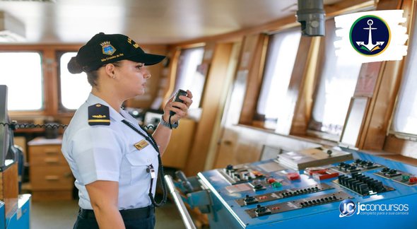 Concurso da Marinha: militar utiliza aparelho de rádio comunicador dentro de embarcação - Divulgação