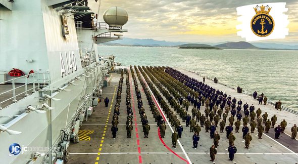 Concurso da Marinha: dezenas de marinheiros perfilados em convés de embarcação - Divulgação