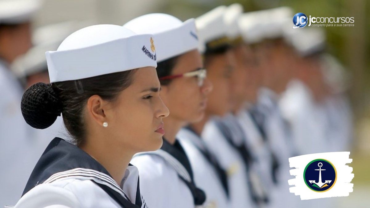 Concurso da Marinha: militares perfilados com uniforme da corporação