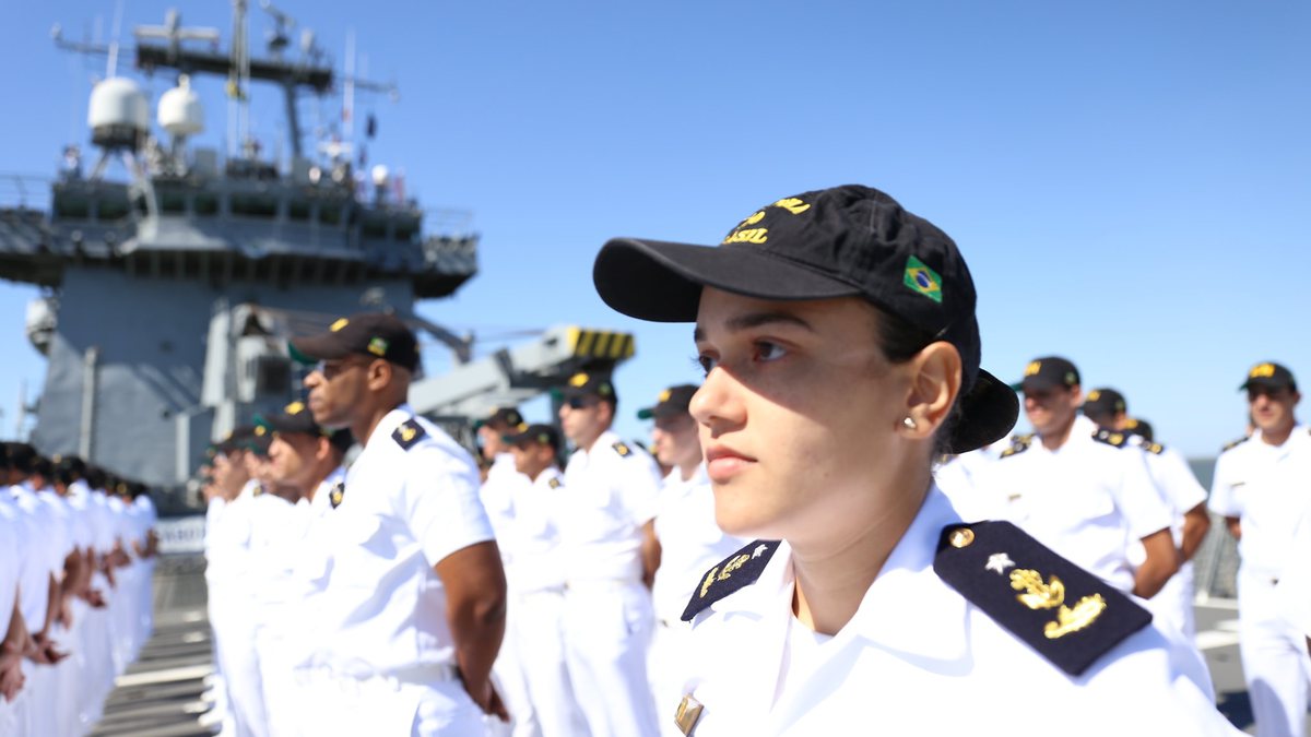 Concurso Marinha: militares perfilados em navio