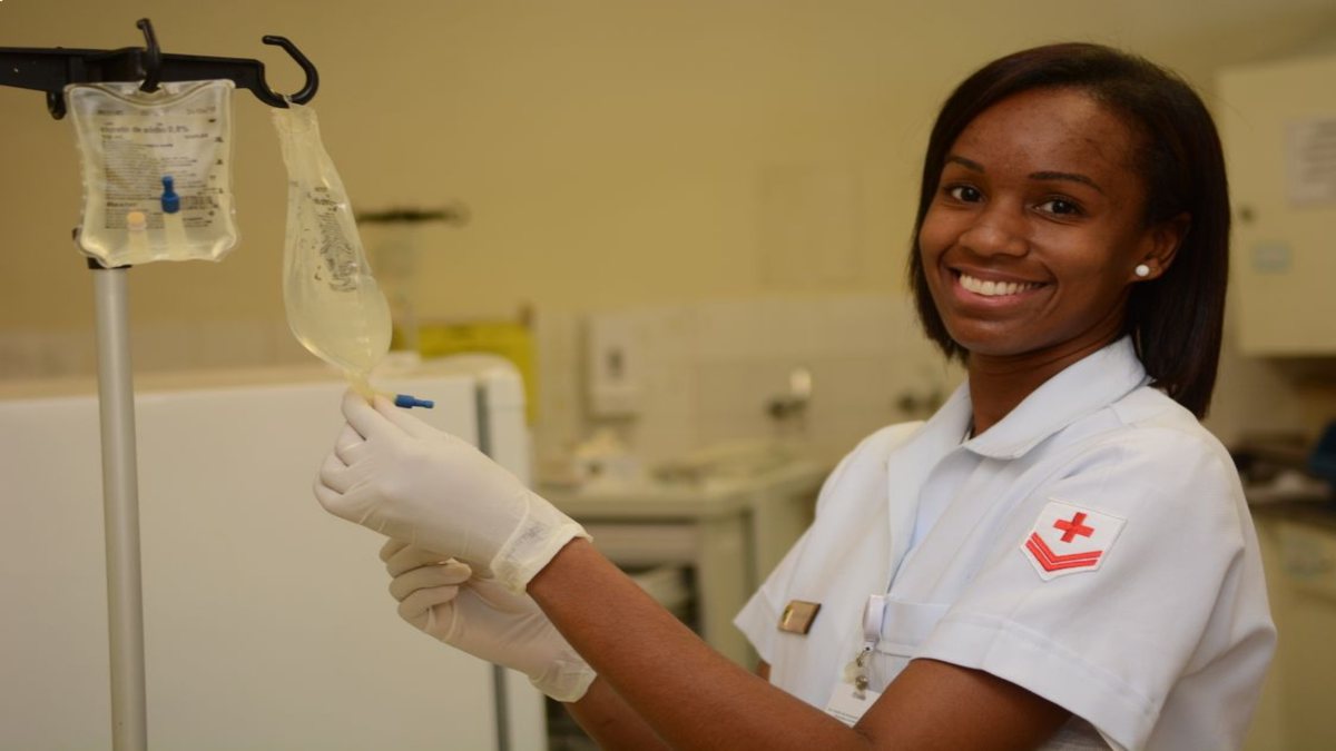 Concurso Marinha: enfermeira sorrindo posa para foto