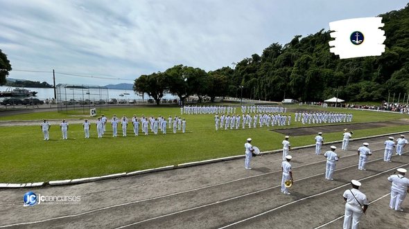 Concurso da Marinha: alunos do Colégio Naval durante solenidade no pátio da instituição de ensino