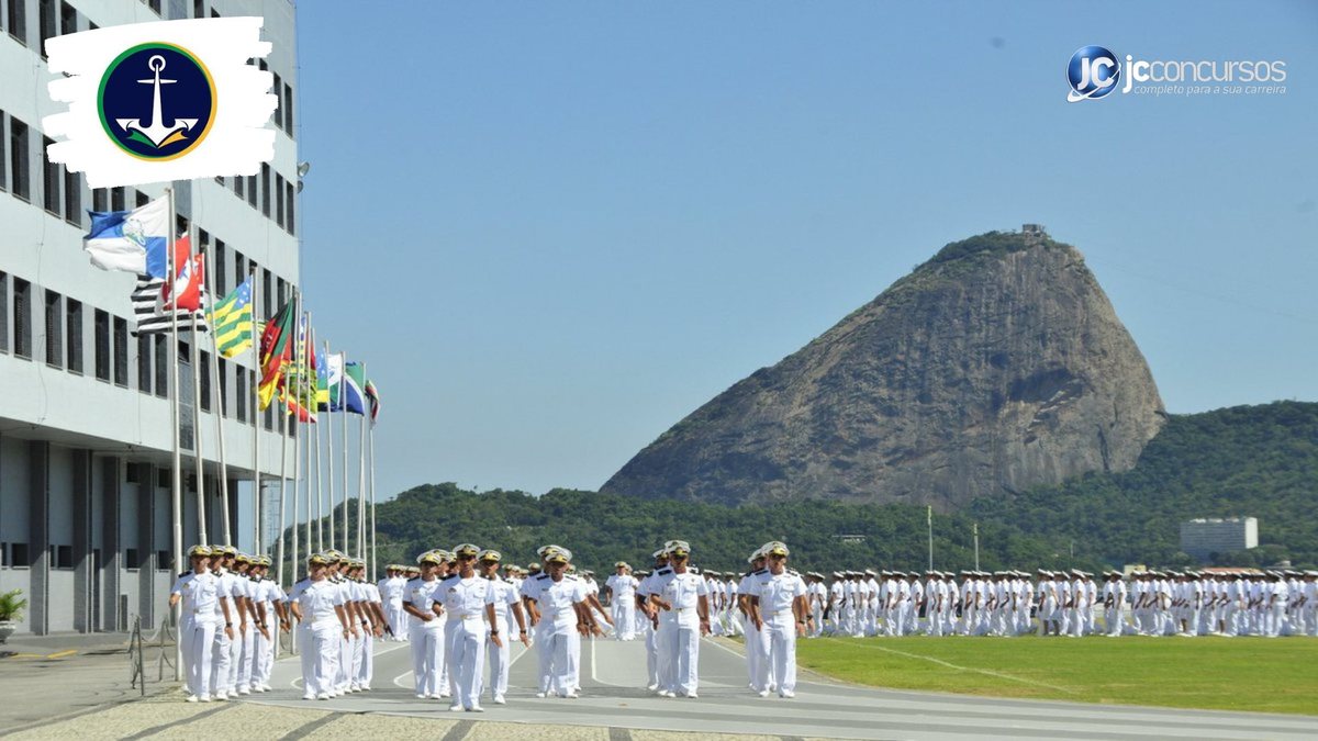 Concurso da Marinha: estudantes marcham durante solenidade na Escola Naval