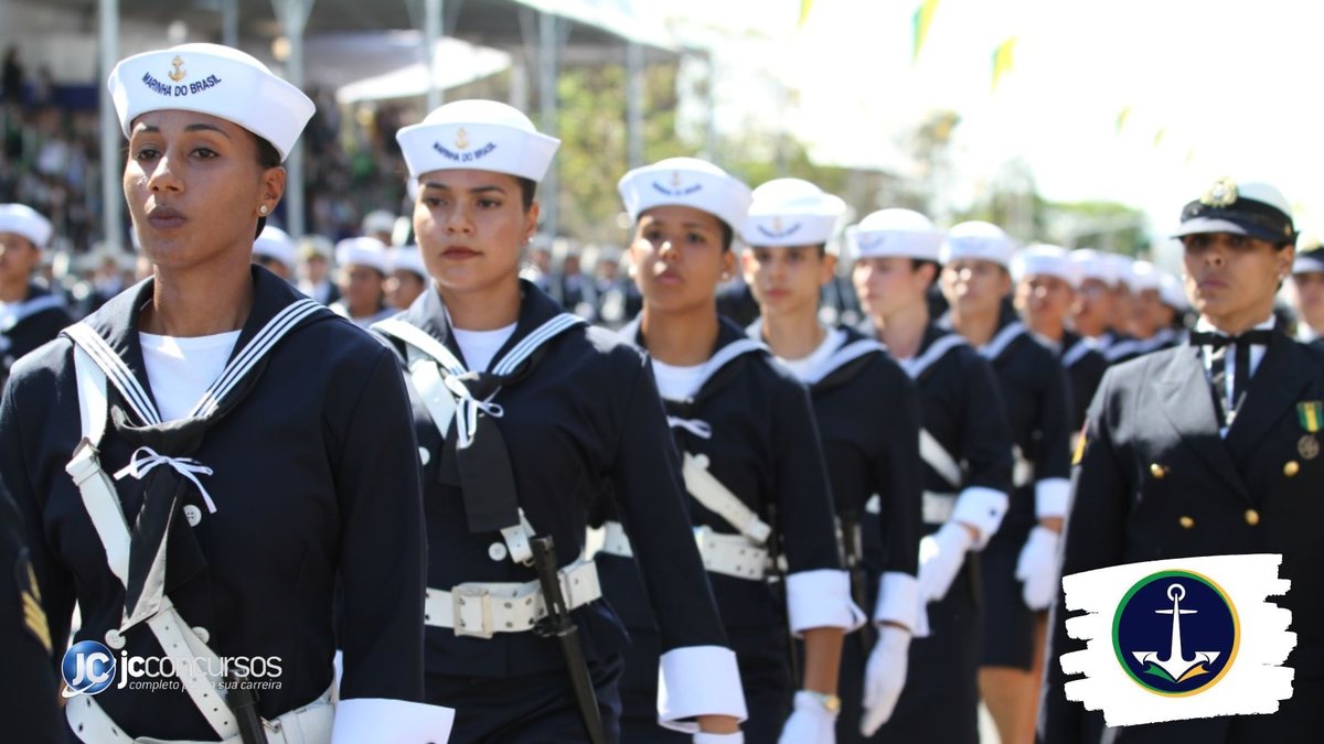 Processo seletivo da Marinha: militares perfilados durante solenidade