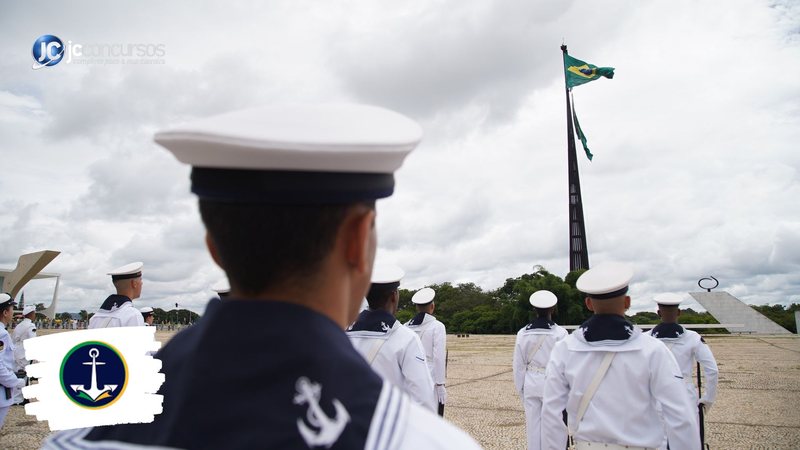 Concurso da Marinha: marinheiros perfilados com bandeira do Brasil ao fundo - Foto: Divulgação