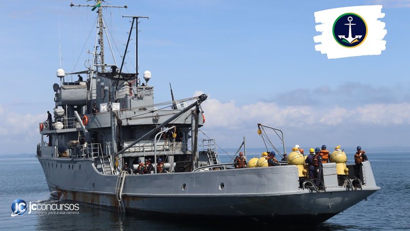 Processo seletivo da Marinha: marinheiros trabalham em convés de embarcação