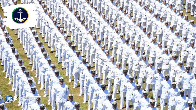 Concurso da Marinha: dezenas de militares perfilados durante solenidade