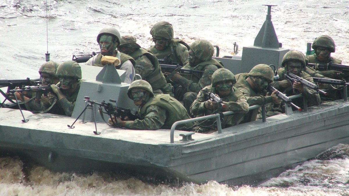 Concurso da Marinha: fuzileiros durante treinamento a bordo de embarcação