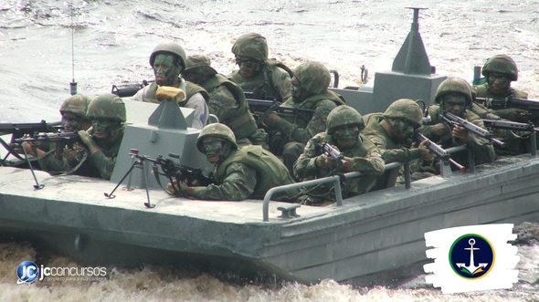 Concurso da Marinha: fuzileiros durante treinamento a bordo de embarcação - Foto: Divulgação