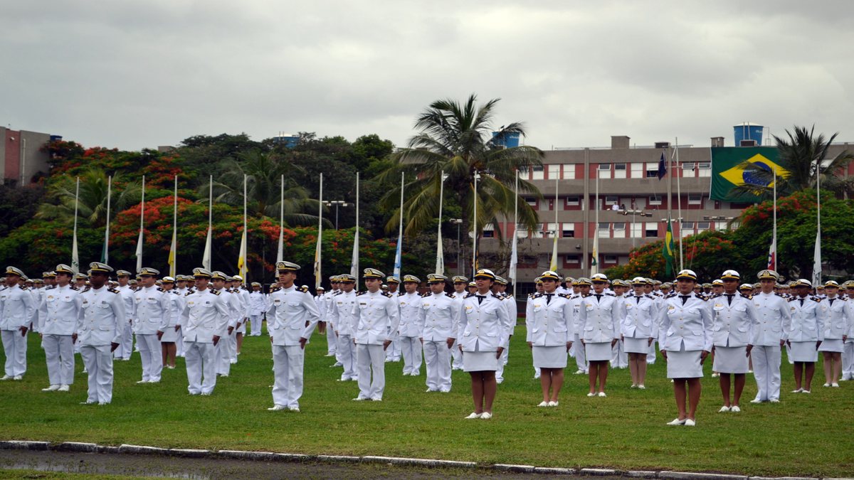 Concurso Marinha Mercante: oficiais perfilados durante cerimônia de formatura