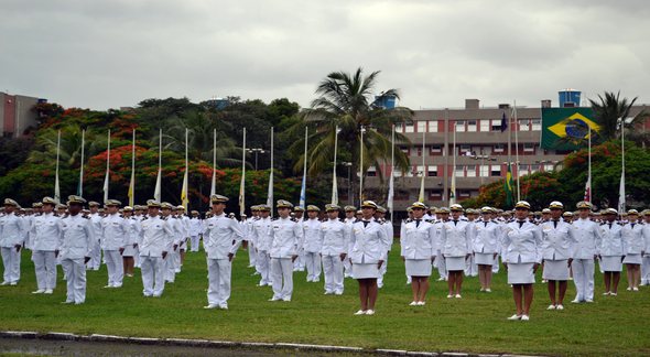 Concurso Marinha Mercante: oficiais em formação durante evento de formatura