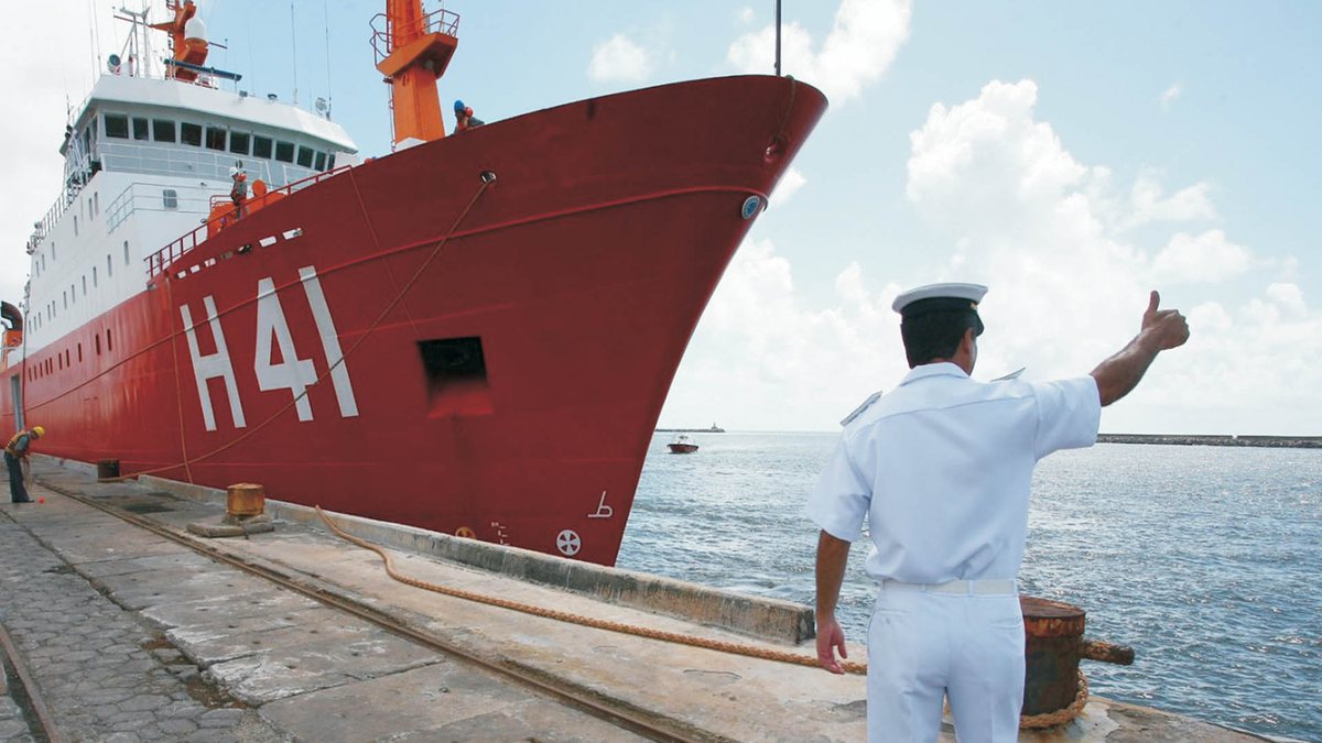 Processo Seletivo Marinha Mercante: marinheiro acena para navio