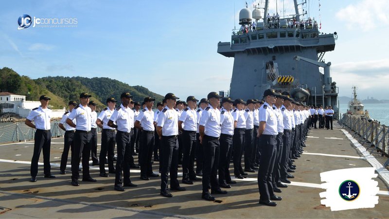 Concurso da Marinha Mercante: estudantes perfilados em convés de embarcação - Foto: Divulgação