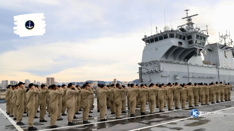 Concurso da Marinha Mercante: estudantes perfilados em convés de embarcação - Foto: Divulgação