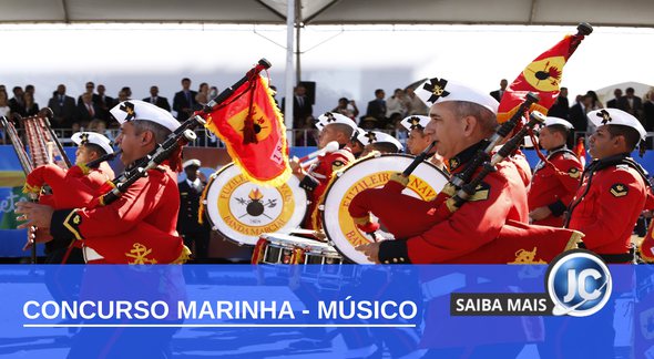 Concurso Marinha - músicos do Corpo de Fuzileiros Navais durante apresentação em desfile - Divulgação