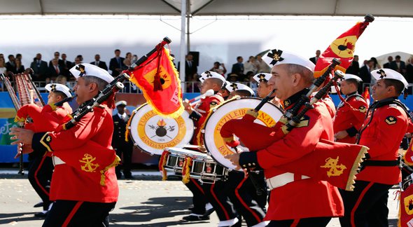 Concurso da Marinha: músicos do Corpo de Fuzileiros Navais durante apresentação em desfile - Divulgação
