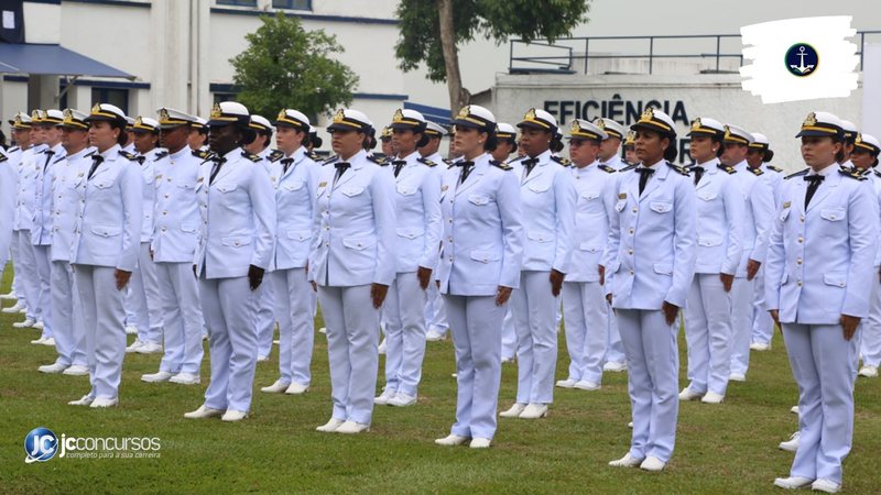 Processo seletivo da Marinha: oficiais perfilados durante solenidade