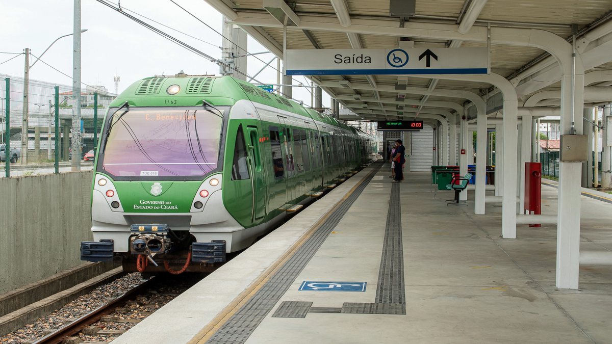 Concurso Metrofor: passageiros aguardam em estação para embarcar no Metrô de Fortaleza