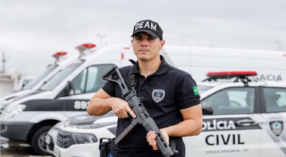 Concurso PC PB: policial com uniforme da corporação segurando arma - Divulgação