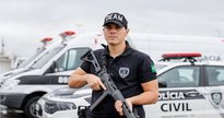 Concurso PC PB: policial com uniforme da corporação segurando arma - Divulgação