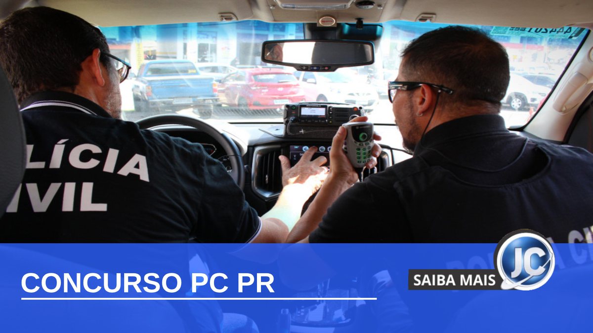 Concurso PC PR: policiais de costas dentro de viatura