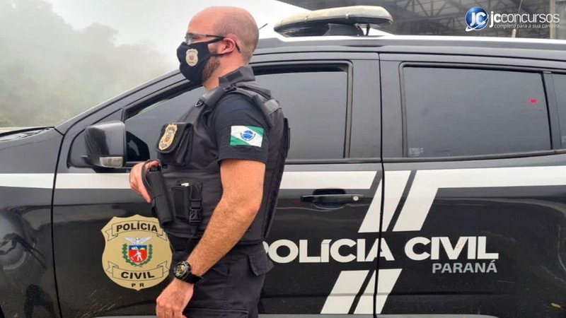Concurso da PC PR: policial ao lado de viatura