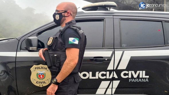 Concurso da PC PR: policial ao lado de viatura - Divulgação
