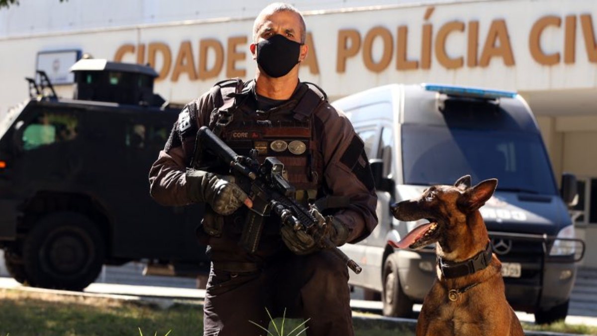 Concurso PC RJ: policial posa para foto ao lado de cão farejador