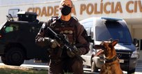 Concurso PC RJ: policial posa para foto ao lado de cão farejador - Divulgação