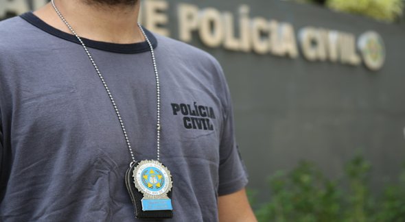 Concurso PC RJ: policial usando uniforme e distintivo da corporação - Divulgação