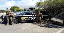 Concurso PC SE: com armas em punho, agentes da corporação posam para foto ao lado de viatura - Divulgação
