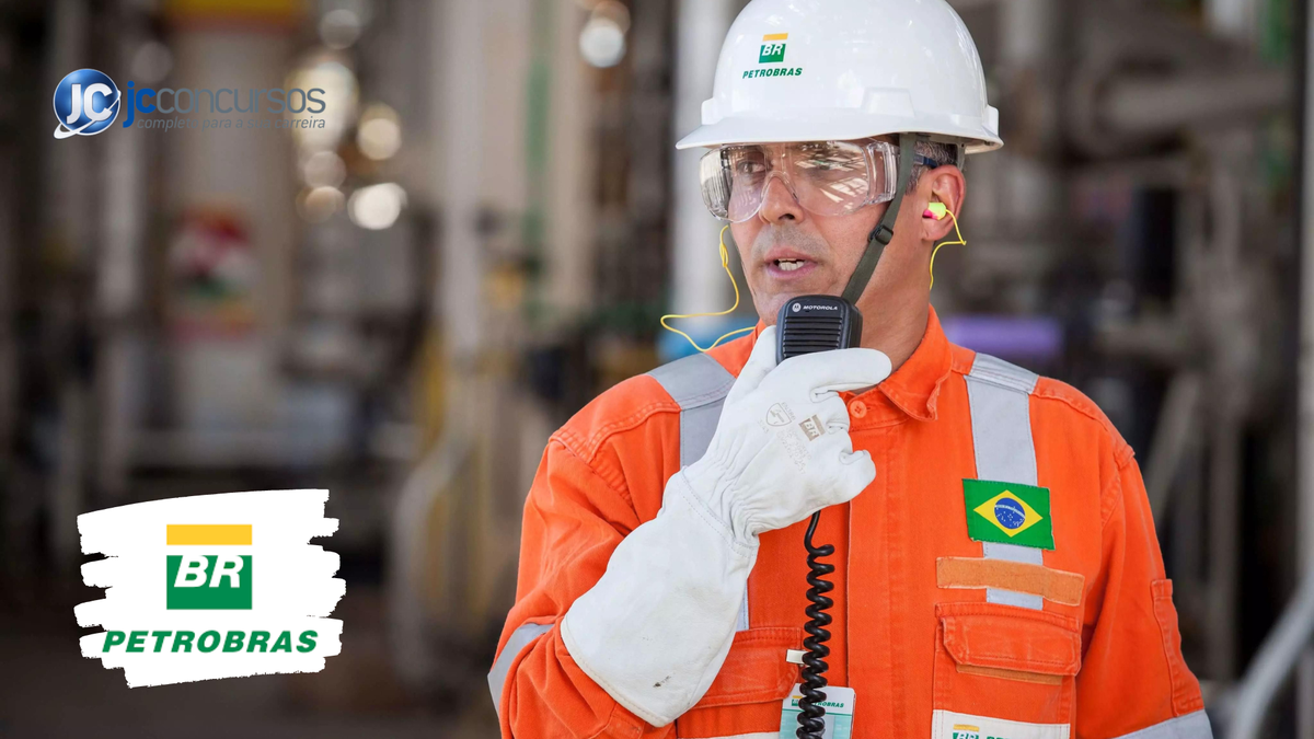 Funcionário da Petrobras com uniforme laranja, capacete branco, ócolus de proteção e luva branca segura rádio comunicador - Divulgação