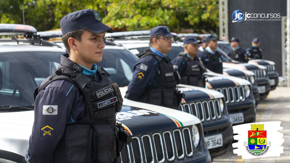 Concurso da PM CE: soldados perfilados ao lado de viaturas - Divulgação