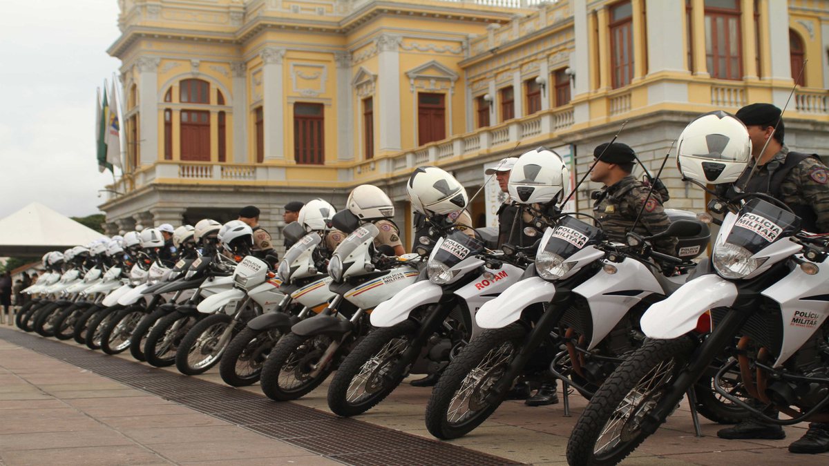 Concurso PM MG: soldados perfilados ao lado de motos