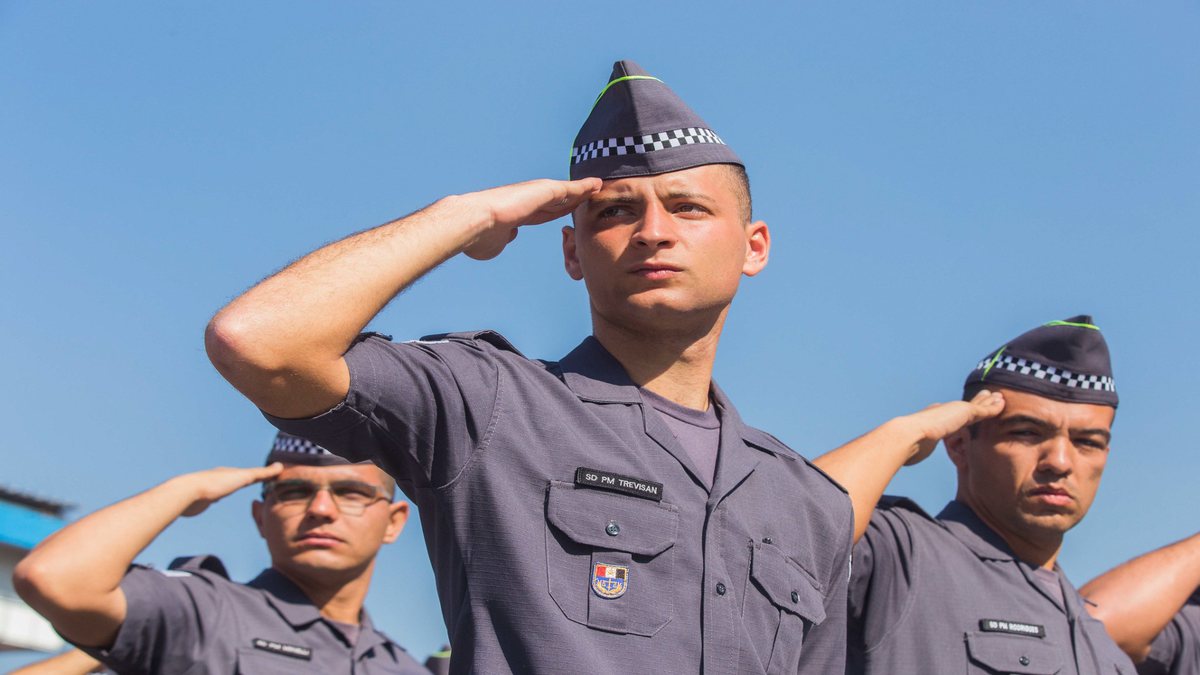 Concurso da PM SP: soldados perfilados prestam continência durante cerimônia de formatura