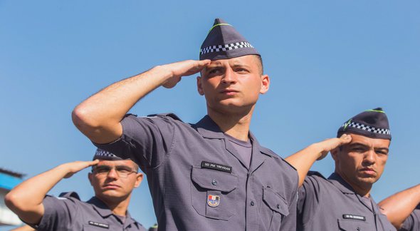 Concurso da PM SP: soldados perfilados prestam continência durante cerimônia de formatura - Divulgação
