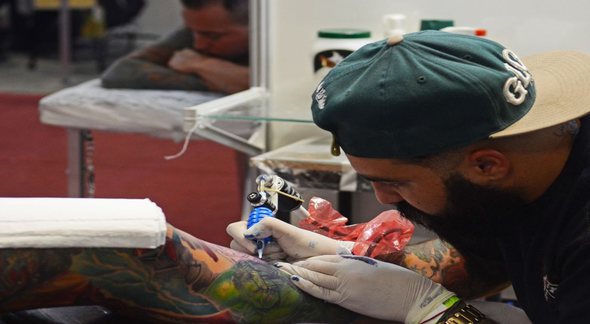 Tatuador durante sessão com cliente - Rovena Rosa/Agência Brasil