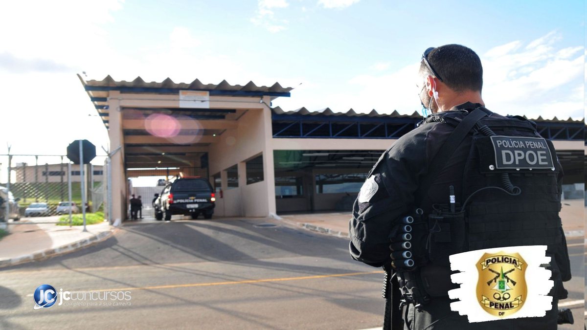Concurso da Polícia Penal DF: agente observa movimentação de viatura na entrada de complexo prisional