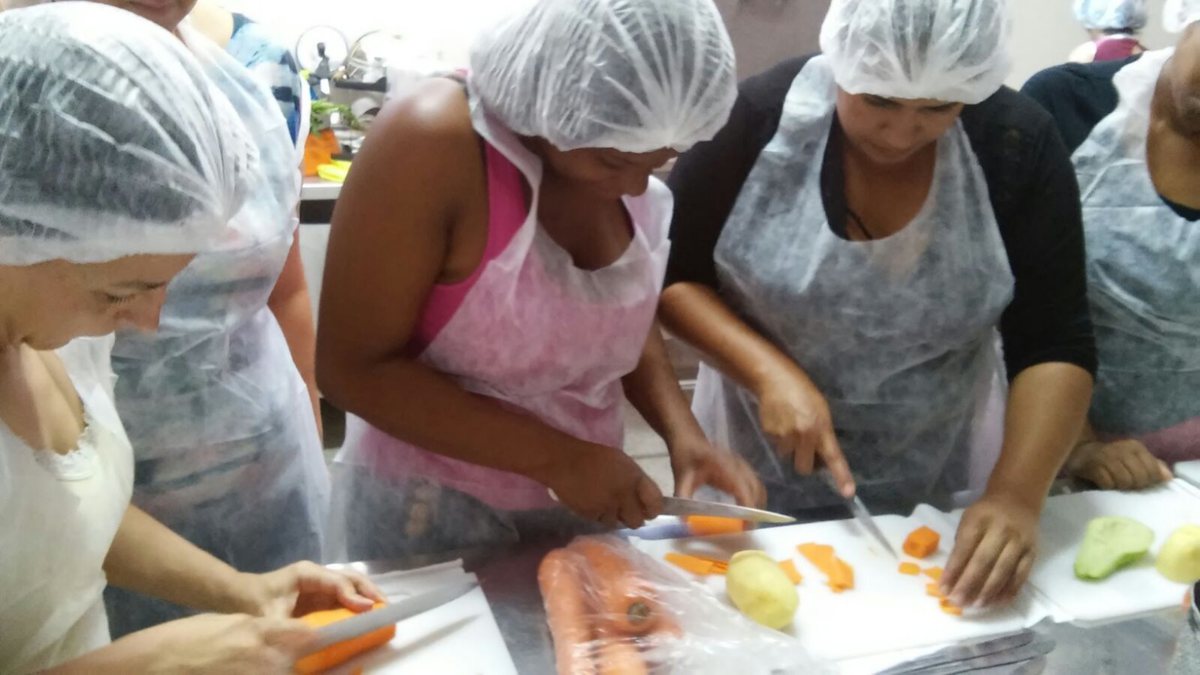 Concurso Prefeitura de Diadema: mulheres cortam legumes em cozinha