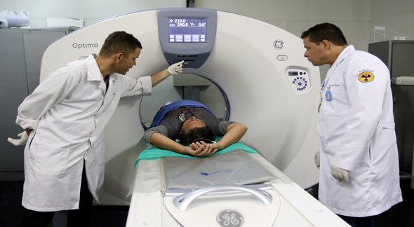 Concurso Prefeitura de Divinópolis: dois médicos acompanham paciente durante realização de exame - Rodrigo Nunes/MS