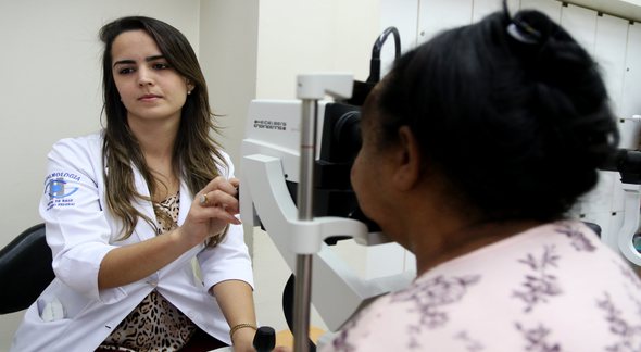 Concurso Prefeitura de Flores da Cunha: médica realiza exame em paciente - Divulgação